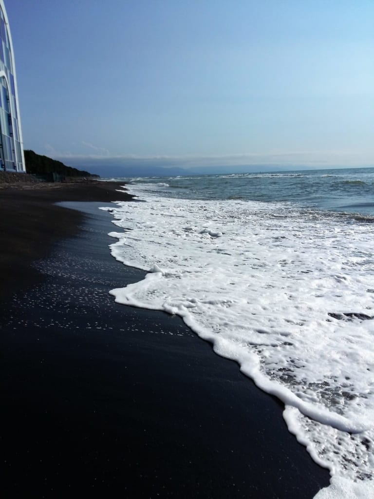 fekete mágneses homokos tengerpart Grúziában
