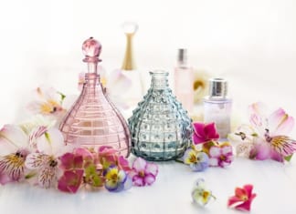 Egy parfüm tartóssága, azaz, hogy mennyi ideig érezhető a bőrünkön, nem a töménységtől függ, hanem a benne lévő illatmolekuláktól