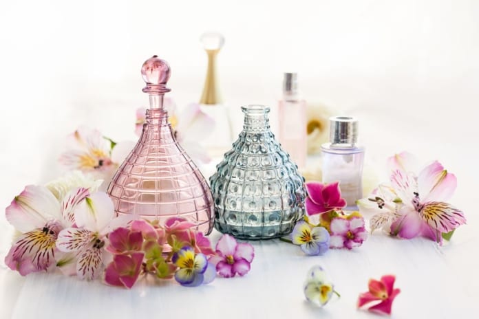 Egy parfüm tartóssága, azaz, hogy mennyi ideig érezhető a bőrünkön, nem a töménységtől függ, hanem a benne lévő illatmolekuláktól