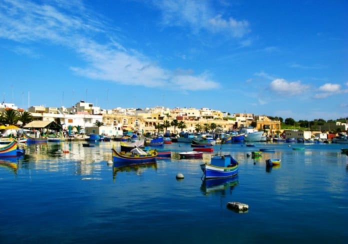 Málta kikötő kis csónakokal