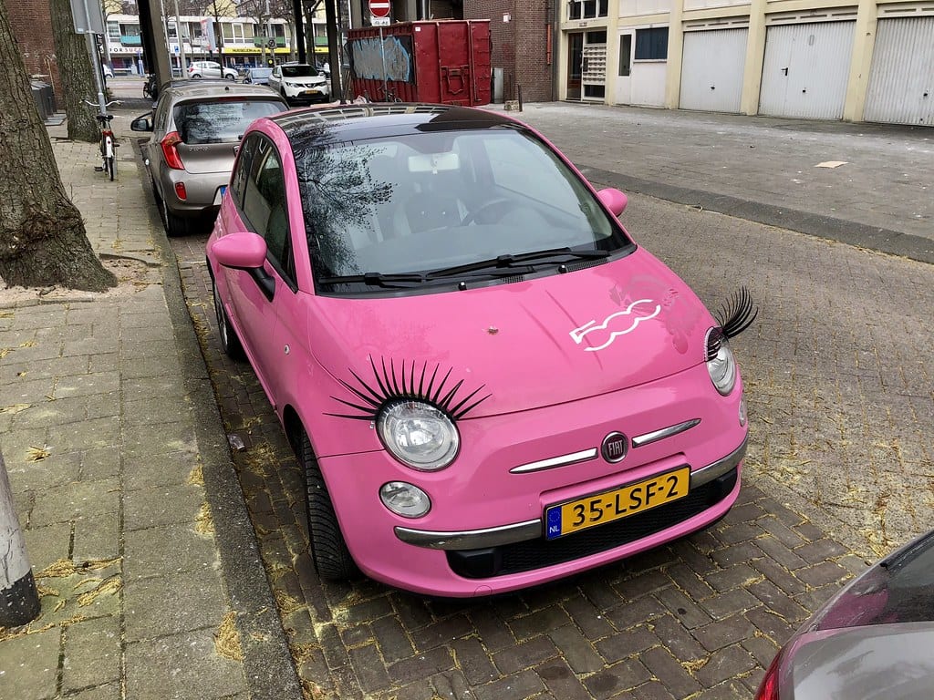 A Noi Auto Kicsi Pink Automata Es Magatol Beparkol A Francokat