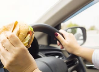 nő eszik vezetés közben