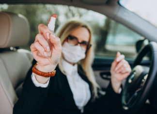 koronavírus arcmaszk autó kézfertőtlenítő az autóban