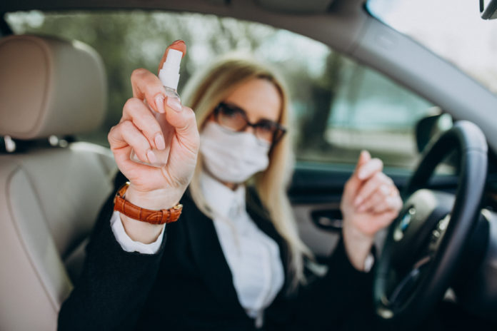 koronavírus arcmaszk autó kézfertőtlenítő az autóban