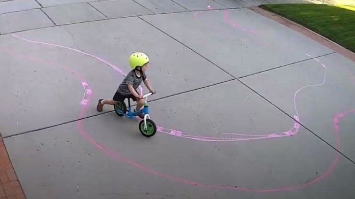 bicikli gyerek kisfiú