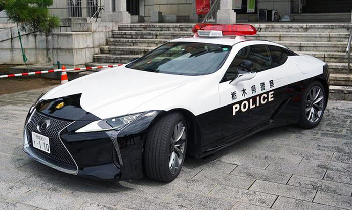 japán rendőrök lexus autója