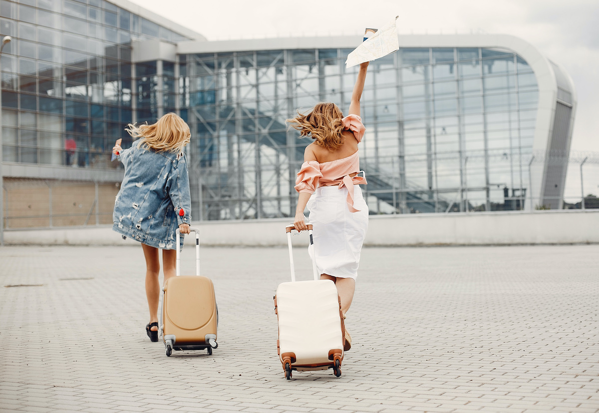 repülőtér lányok utazás