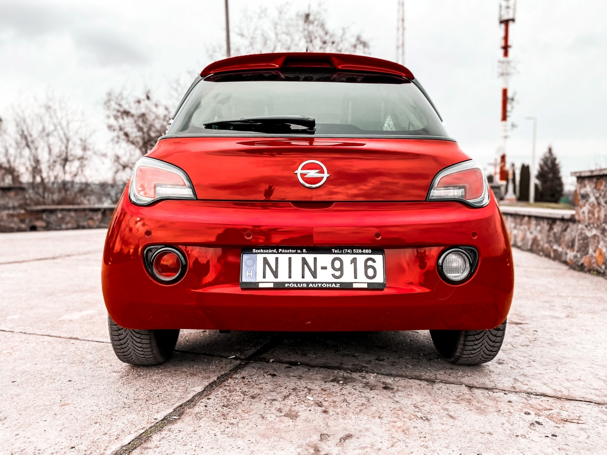 piros Opel Adam modell