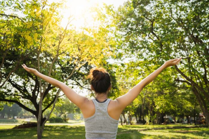 tavaszi életmódváltás futás napfény nő boldogság