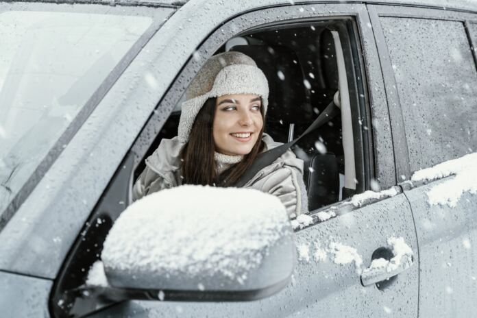 vezetés télen női vezető autó téliesítése