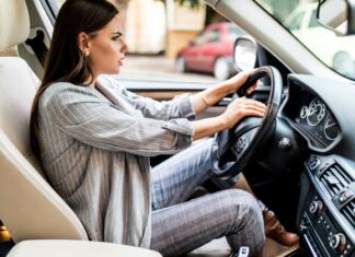 közlekedésbiztonság női vezető türelmetlen dudál vezetés közben