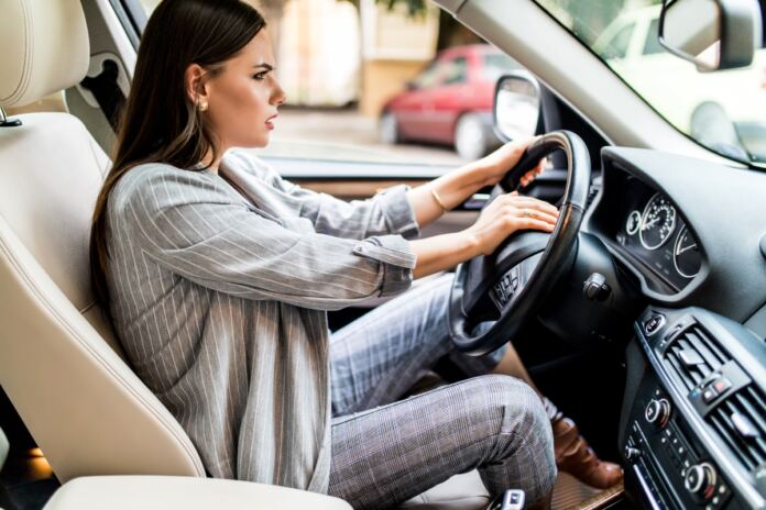 közlekedésbiztonság női vezető türelmetlen dudál vezetés közben