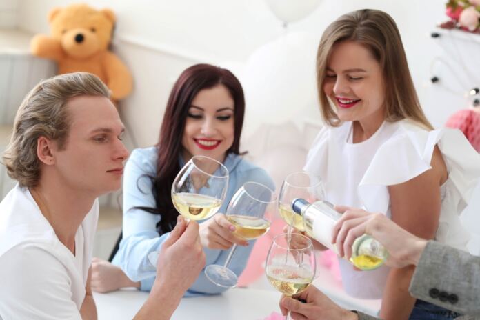 fiatalok bort isznak