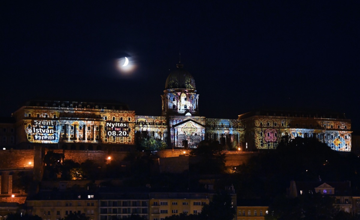 Budavári Palota fényfestés