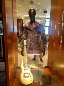 prince kabátja hard rock hotel budapest