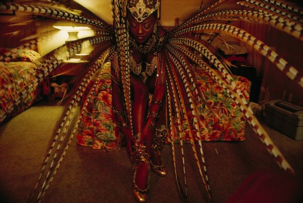 Trinidad és Tobago szépségkirálynője Wendy Fitzwilliam „nemzeti öltözetben” a Miss Universe verseny előtt -1988, Jodi Cobb