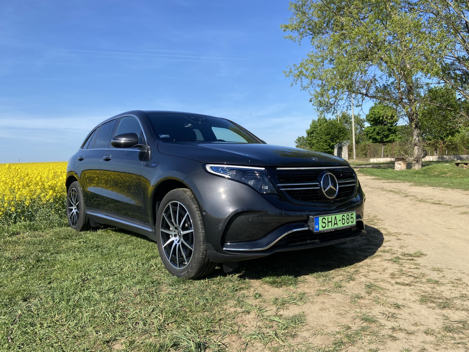 MErcedes EQC oldalról