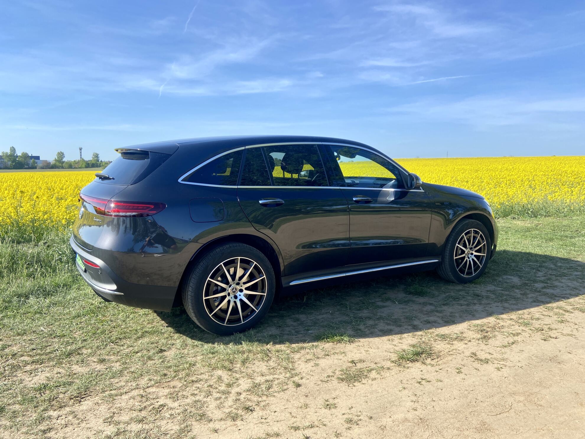 Mercedes EQC grafitszürke árnyalatban