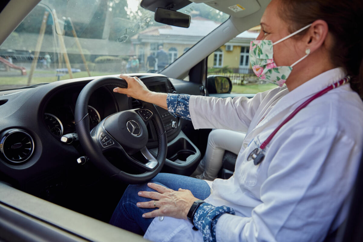 Mercedes kisbuszt vezető kórházi dolgozó