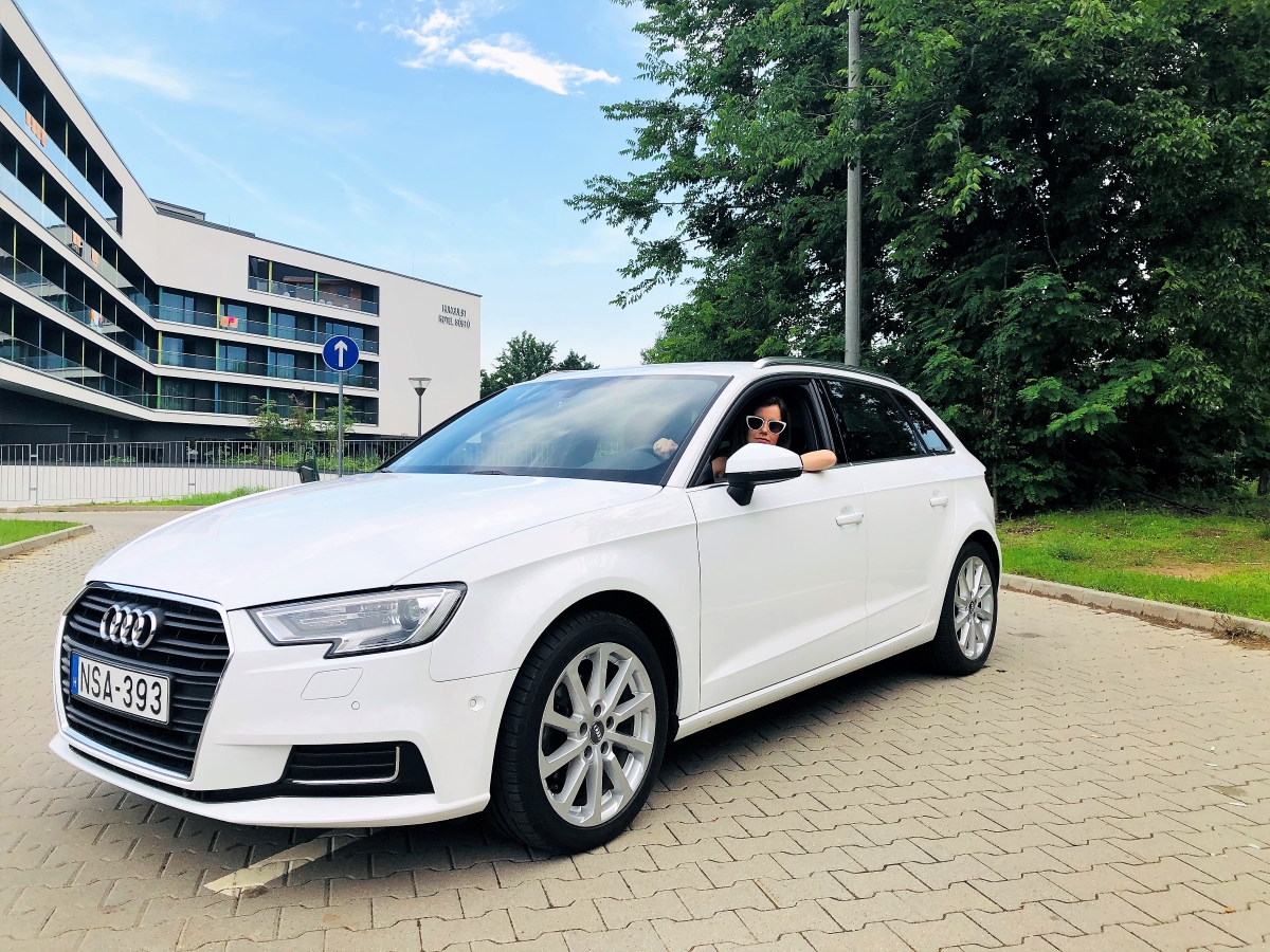 fehér audi sportback