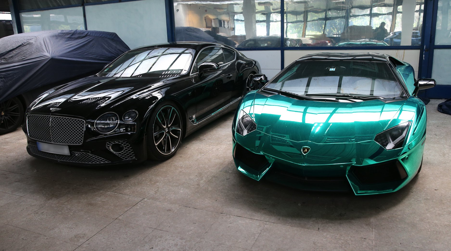nav árverés luxusautó lamborghini bentley