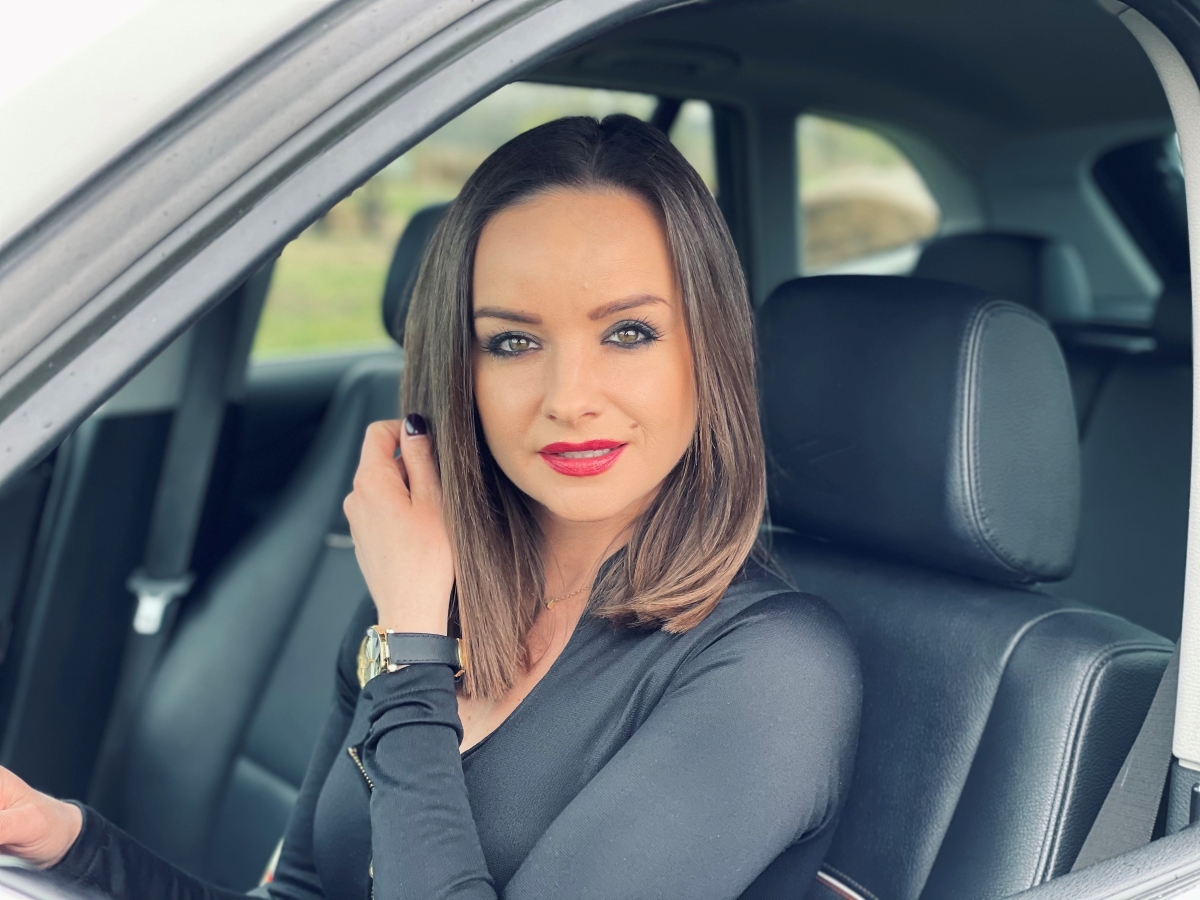 tóth-zsiga nóra fehér bmw-ben