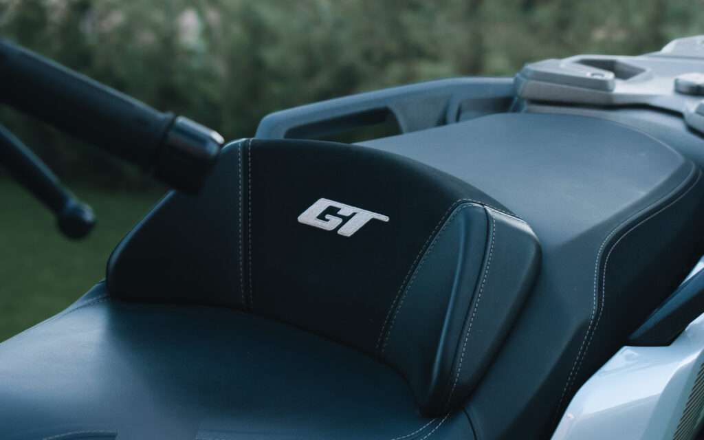 BMW C400 GT robogó ülés GT logós díszvarrással.