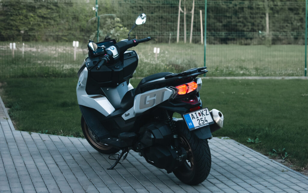 BMW C400 GT robogó hátulról