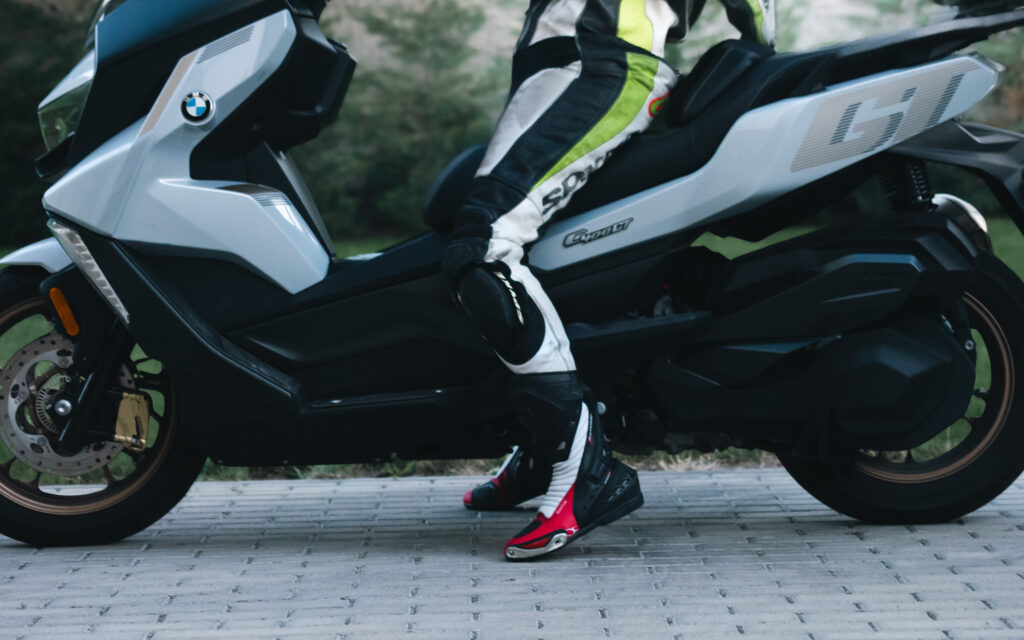 BMW C400 GT robogó oldalról.