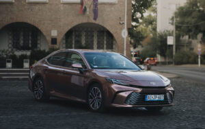 2025 Toyota Camry 2,5l hibrid modell, barna színben 45 fokos szögből.