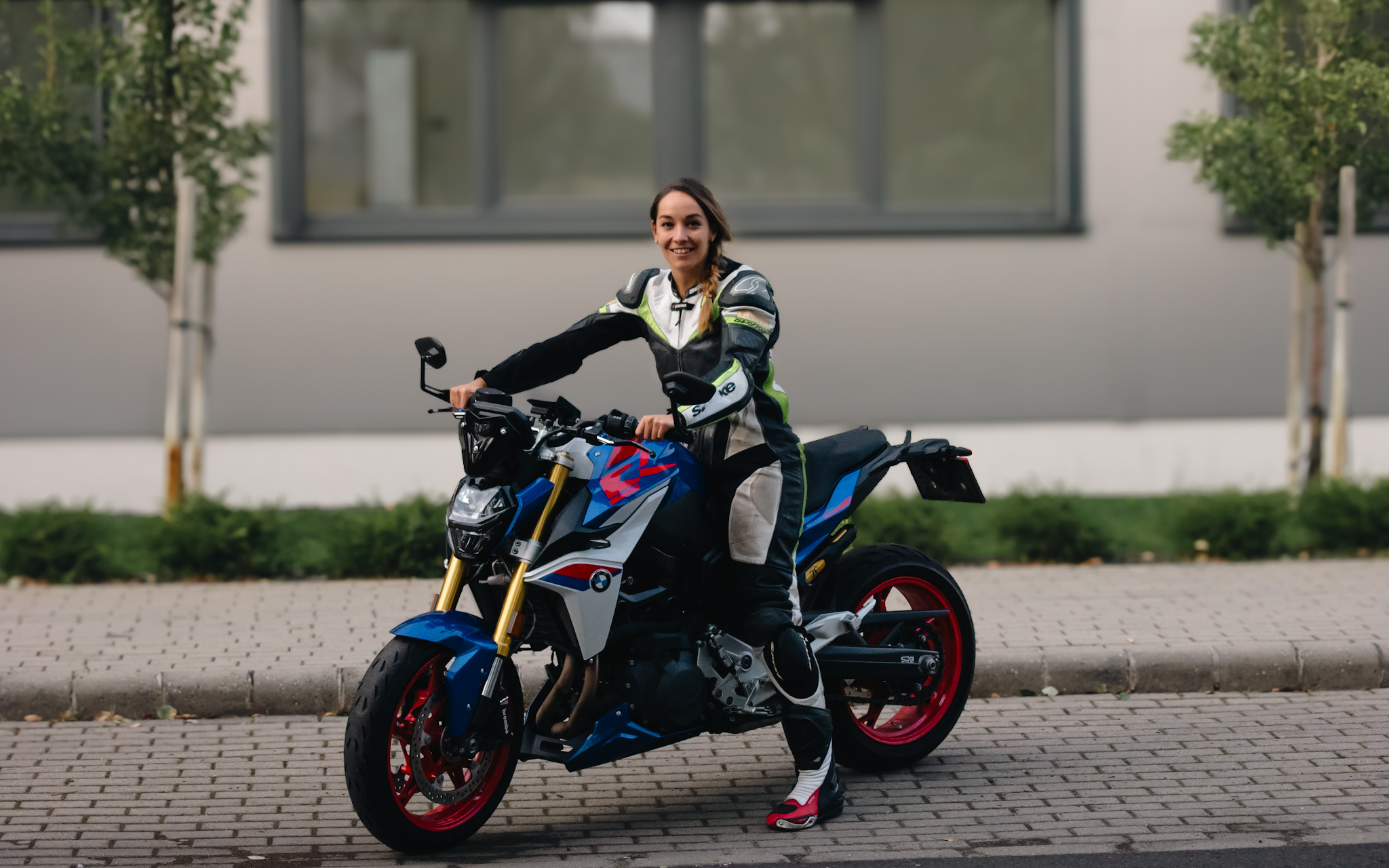Kis Viki BMW F900 R Sport motoron szemből