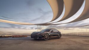 Porsche Panamera Sonderwunsch két-színű külső Leblon Violet Metallic feketével