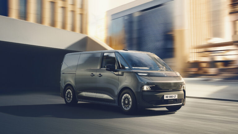 Renault Trafic E-Tech futurisztikus front