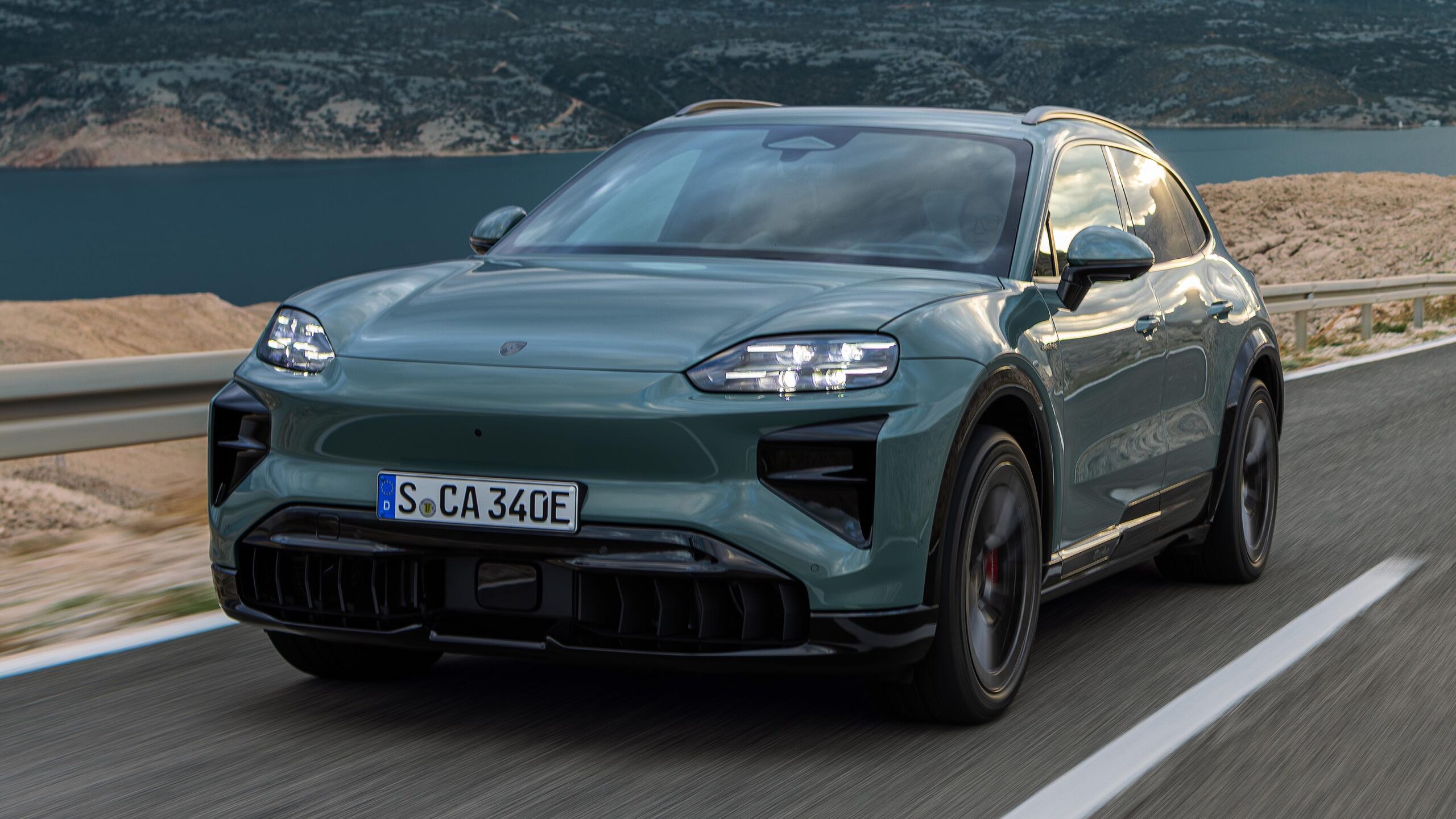 Porsche Cayenne Turbo Electric elölnézetben, LED fényszórókkal