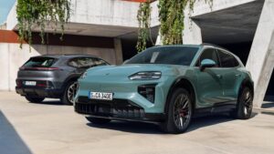 Porsche Cayenne Turbo Electric elölnézetben, LED fényszórókkal