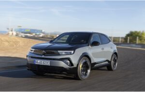 Opel Mokka GSE menetközben szürke színben.