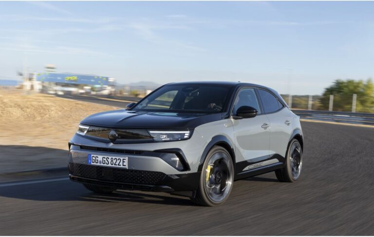 Opel Mokka GSE menetközben szürke színben.