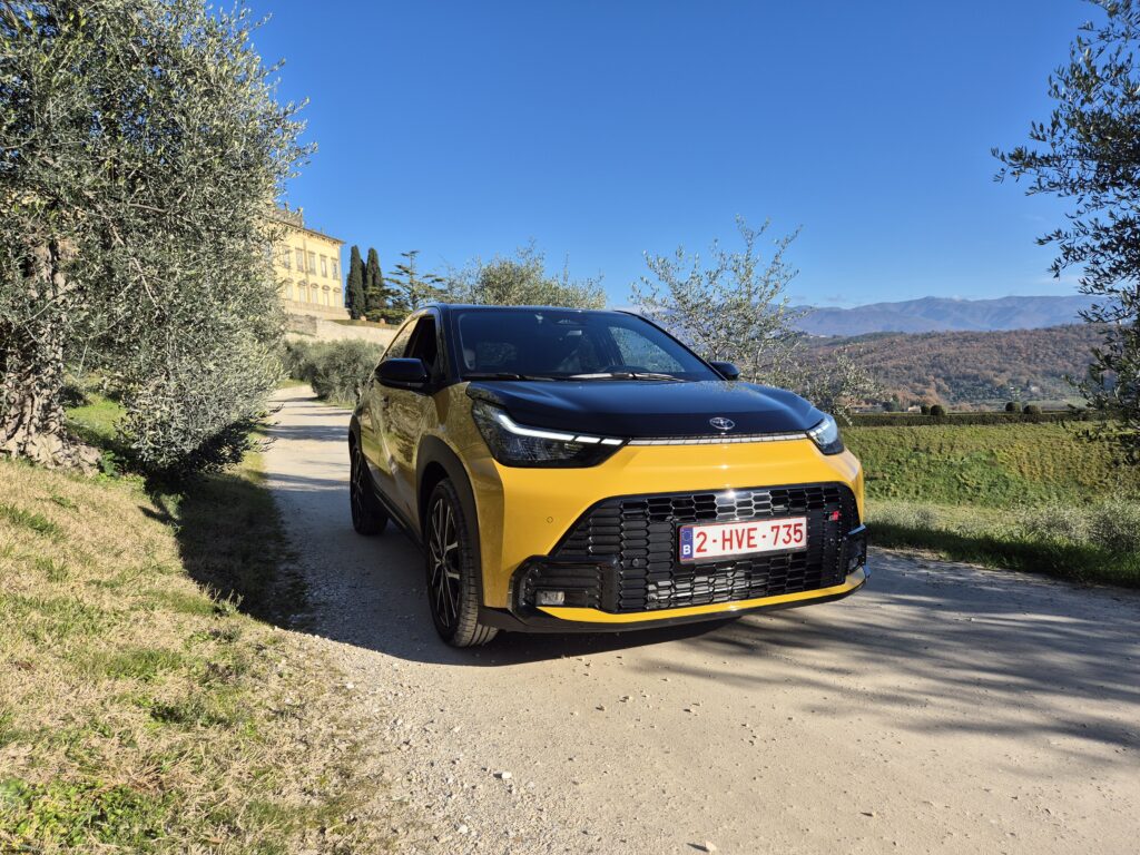 toyota-aygo-x-olajfaliget – Aygo X megállva egy olajfaliget mellett