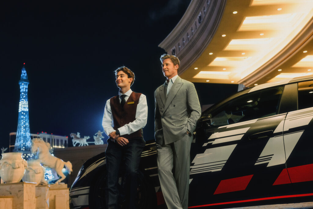 Brad Pitt a Mercedes-Benz bemutatón George Russel társaságában