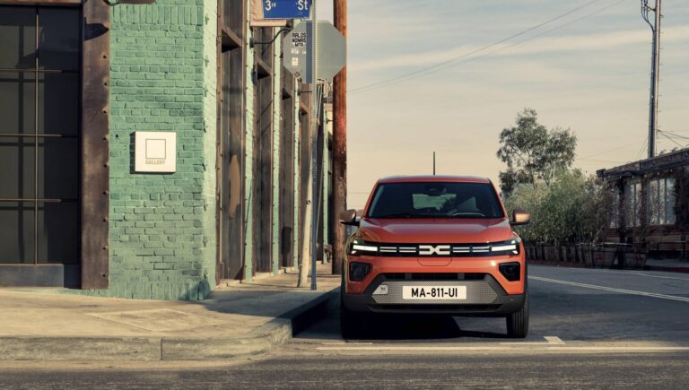 Dacia Spring 2025 elölnézet városi utcakép