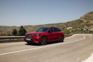 Elektromos Mercedes-Benz GLC világító hűtőráccsal