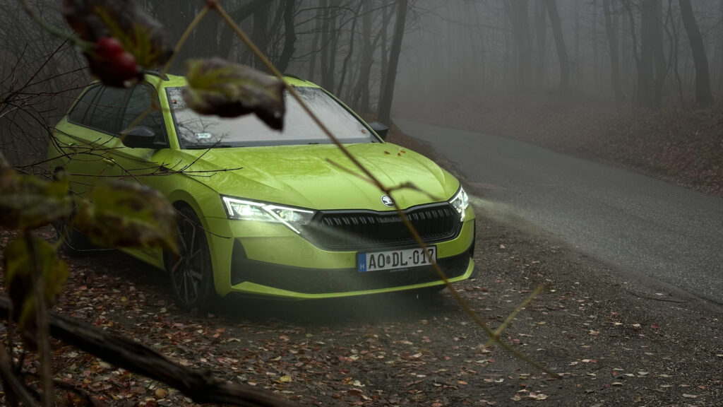 Škoda Octavia Sportline mambazöld színben álló helyzetben