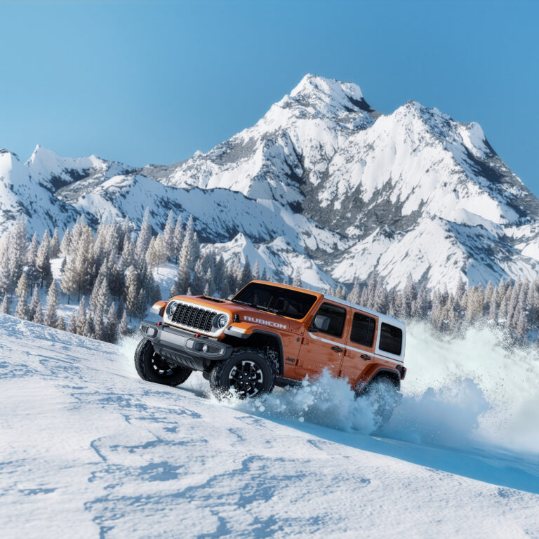 2026 Jeep Wrangler Whitecap fehér tetővel és fényes grillelráccsal havas környezetben