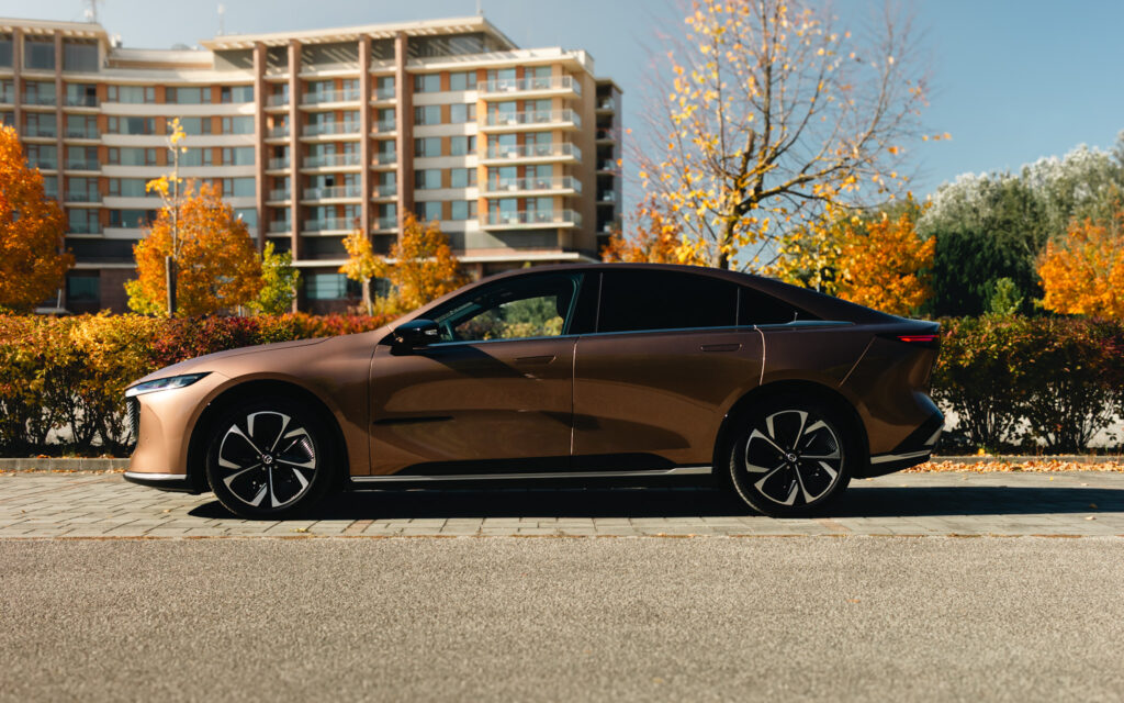 Mazda 6e oldalnézet kupés sziluettel