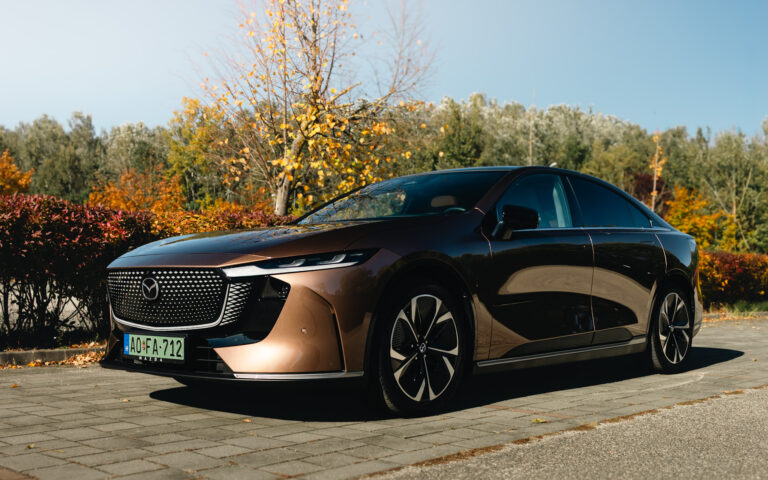 Mazda 6e oldalnézet kupés sziluettel