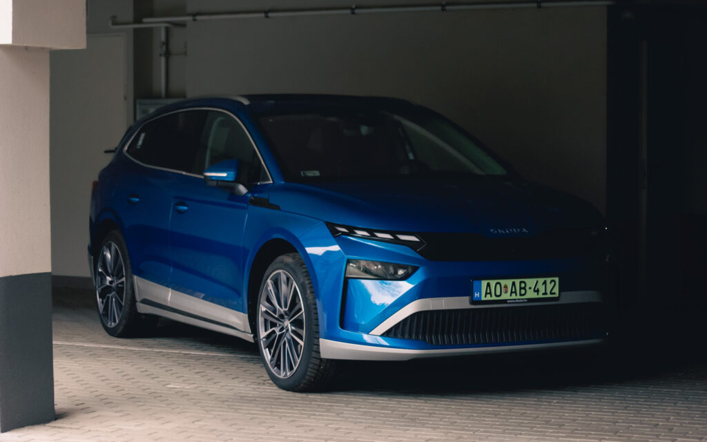 Skoda Enyaq nagy hatótávú modell külső nézet, álló helyzetben, kék színben