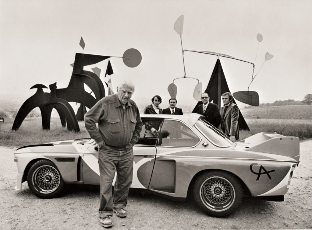 Alexander Calder BMW 3.0 CSL Art Car – teljes nézet a milánói kiállításon