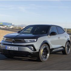 Opel Mokka GSE menetközben szürke színben.