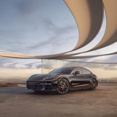 Porsche Panamera Sonderwunsch két-színű külső Leblon Violet Metallic feketével