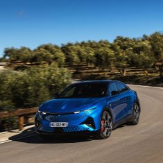Alpine A390 sport fastback – elektromos sportmodell elölnézetből